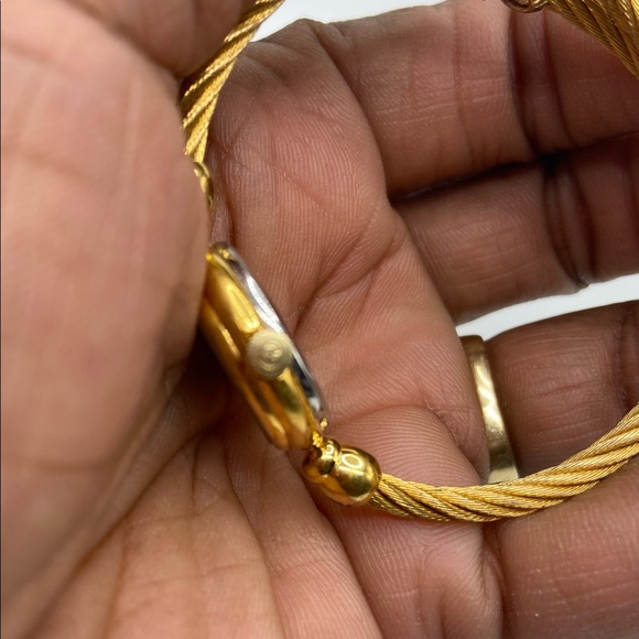 Gucci Bangle Watch 2047L Quartz Watch - Picture 9 of 12